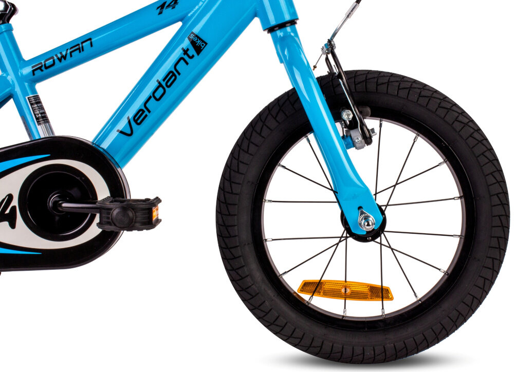 Rower dziecięcy SUN BABY Verdant Rowan 14 cali dla chłopca Niebieski zbliżenie na przednie koło zdjęcie na białym tle koła w rozmiarze 14 cali aluminiowe obręcze dobra przyczepność aluminiowe obręcze zachowanie regularnego kształtu kół stabilne trzymanie opony bezpieczna jazda reflektory odblaskowe na szprychach dobra widoczność na drodze bezpieczeństwo regularne sprawdzanie ciśnienia powietrza wartość na bocznej części opony