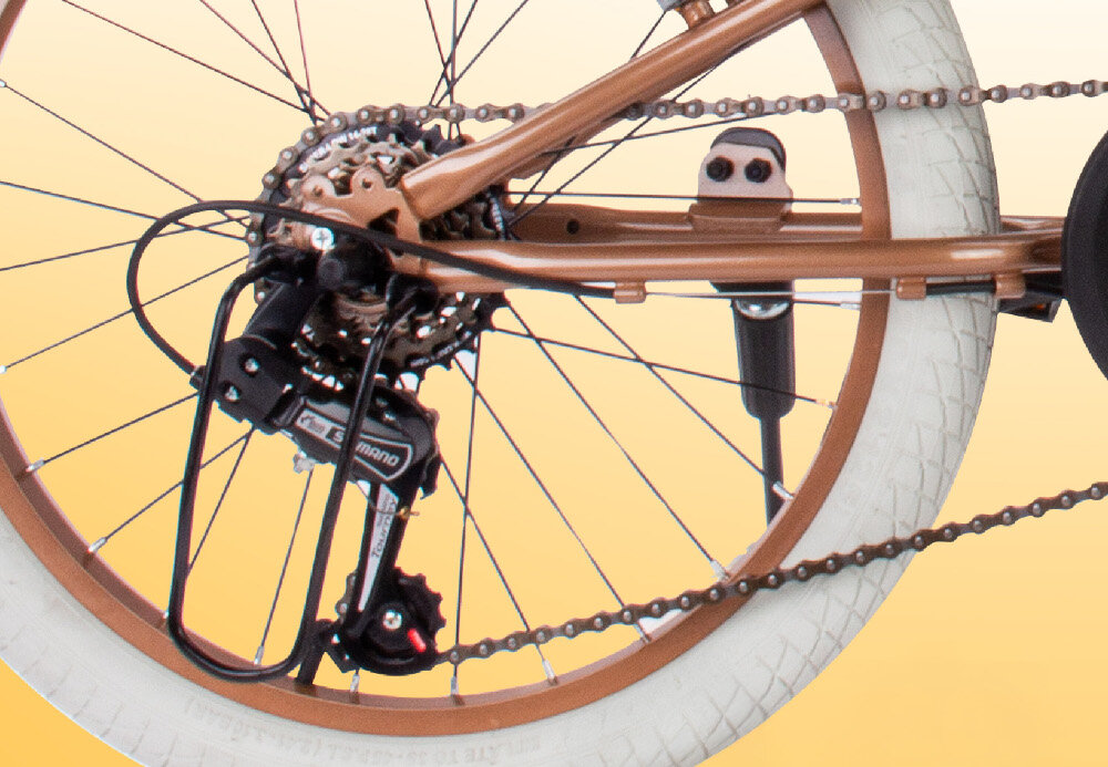Rower dziecięcy SUN BABY Verdant 20 cali dla chłopca Cappuccino zbliżenie na przerzutkę 6 biegów obrotowa manetka RevoShift tylna przerzutka SHIMANO Tourney do rekreacyjnej jazdy przerzutki SHIMANO duża wytrzymałość sprawne działanie zmiana biegów jest płynna i bezproblemowa