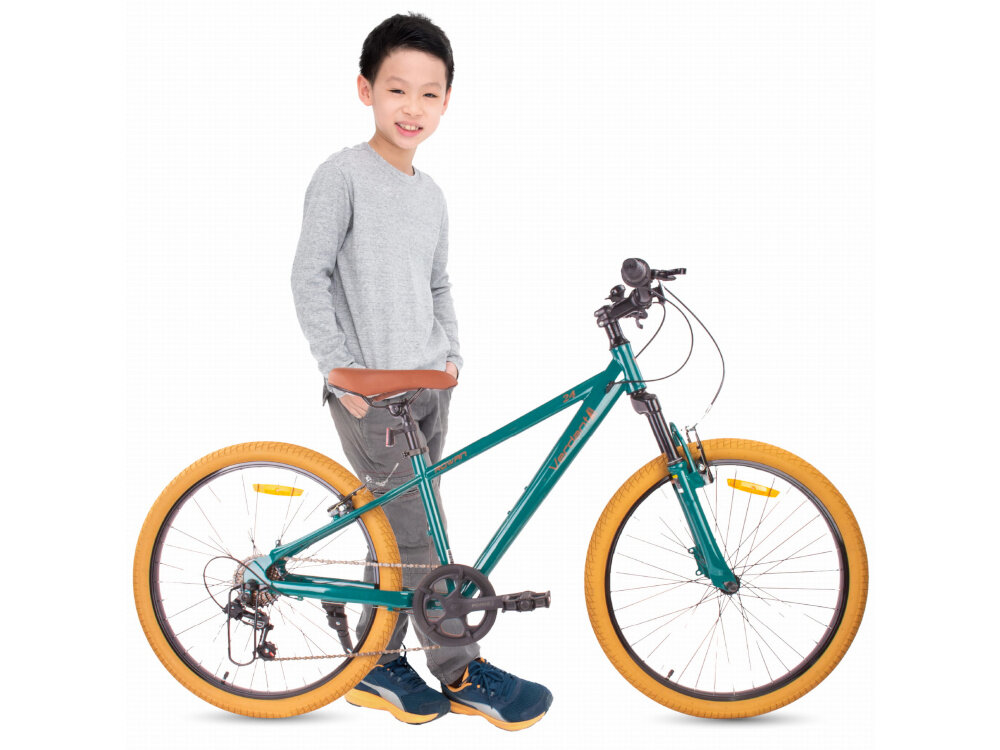 Rower młodzieżowy SUN BABY Verdant 24 cale dla chłopca Zielony rower widoczny z boku za rowerem stoi chłopiec uśmiecha się zdjęcie na białym tle dla dzieci w wieku od 8 do 12 lat o maksymalnej wadze do 80 kg trwałość wytrzymałość mocna konstrukcja