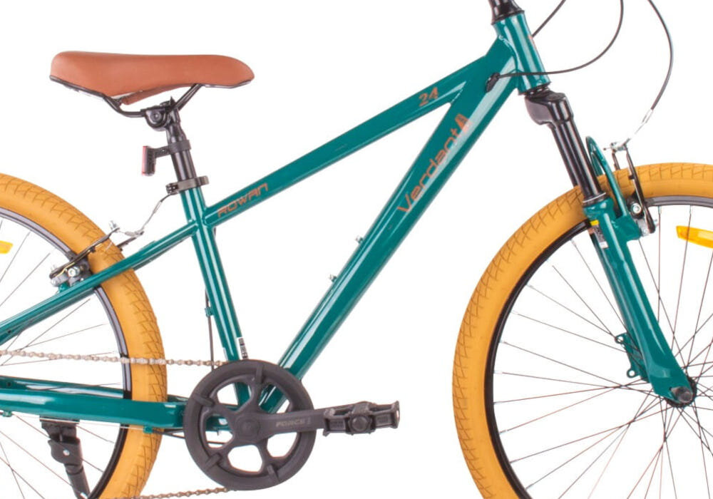 Rower młodzieżowy SUN BABY Verdant 24 cale dla chłopca Zielony rower widoczny z boku zbliżenie na ramę zdjęcie na białym tle odpowiednio wyselekcjonowane materiały stalowa 13-calowa rama dostosowana do najmłodszych geometria ponadprzeciętna odporność na uszkodzenia mechaniczne i działanie czynników zewnętrznych wybór rozmiaru ramy Twój wzrost mierzony w zrelaksowanej pozycji typ roweru dla dzieci o wzroście od 125 do 150 cm