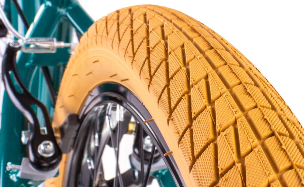 Rower młodzieżowy SUN BABY Verdant 24 cale dla chłopca Zielony zbliżenie na oponę dobrze widoczny bieżnik 24-calowe koła szerokie opony marki RALSON dobra przyczepność aluminiowe obręcze opony są stabilnie trzymane bezpieczna jazda regularne sprawdzanie ciśnienia powietrza wartość na bocznej części opony