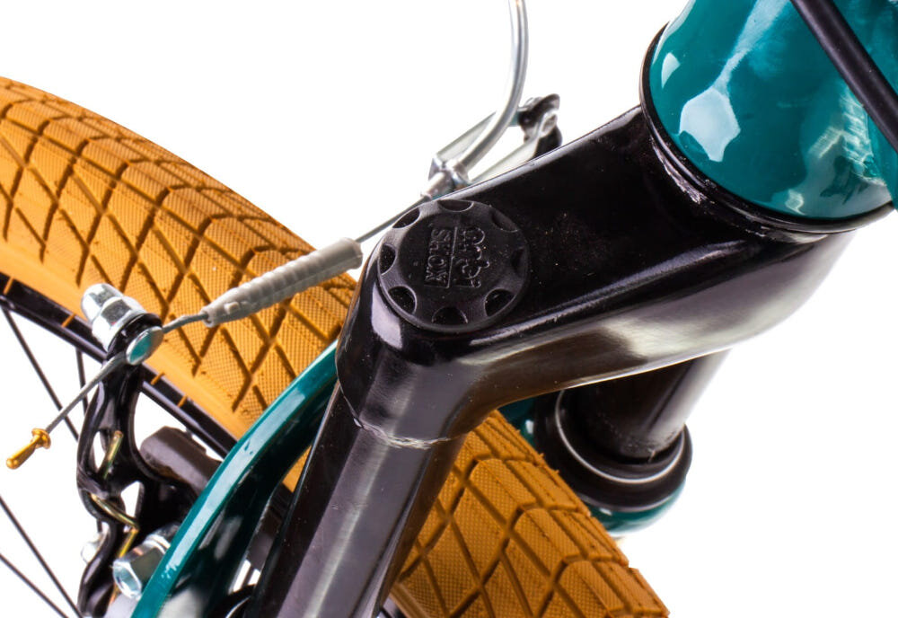 Rower młodzieżowy SUN BABY Verdant 24 cale dla chłopca Zielony zbliżenie na amortyzator zdjęcie na białym tle rower typu hardtail przedni amortyzator sprężynowy marki ORBI SHOKS ułatwia najeżdżanie na przeszkody niweluje wstrząsy na kierownicy długość skoku 40 cm