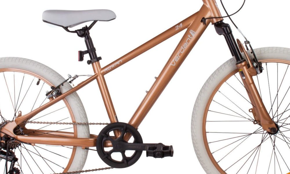 Rower młodzieżowy SUN BABY Verdant 24 cale dla chłopca Cappuccino rower widoczny z boku zbliżenie na ramę zdjęcie na białym tle odpowiednio wyselekcjonowane materiały stalowa 13-calowa rama dostosowana do najmłodszych geometria ponadprzeciętna odporność na uszkodzenia mechaniczne i działanie czynników zewnętrznych wybór rozmiaru ramy Twój wzrost mierzony w zrelaksowanej pozycji typ roweru dla dzieci o wzroście od 125 do 150 cm