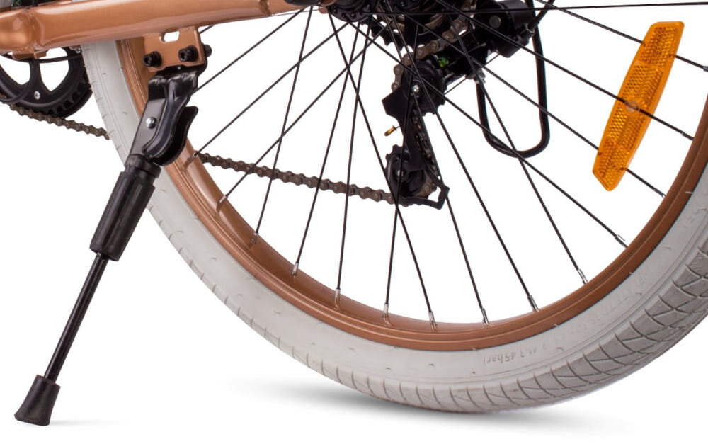 Rower młodzieżowy SUN BABY Verdant 24 cale dla chłopca Cappuccino zbliżenie na stopkę stopka w centralnym punkcie ciężkości reflektory odblaskowe z przodu z tyłu i na szprychach roweru