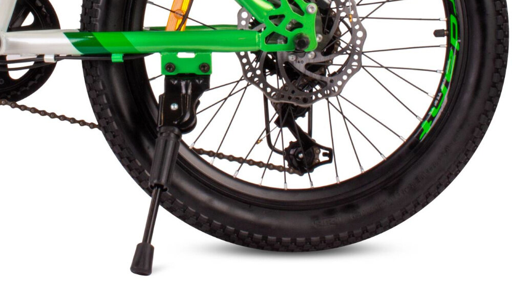 Rower dziecięcy SUN BABY Verdant Calix 20 dla chłopca Biało-zielono-żółty zbliżenie na stopkę szereg udogodnień stopka w centralnym punkcie ciężkości reflektory odblaskowe z przodu z tyłu i na szprychach roweru dzwonek bezpieczna jazda