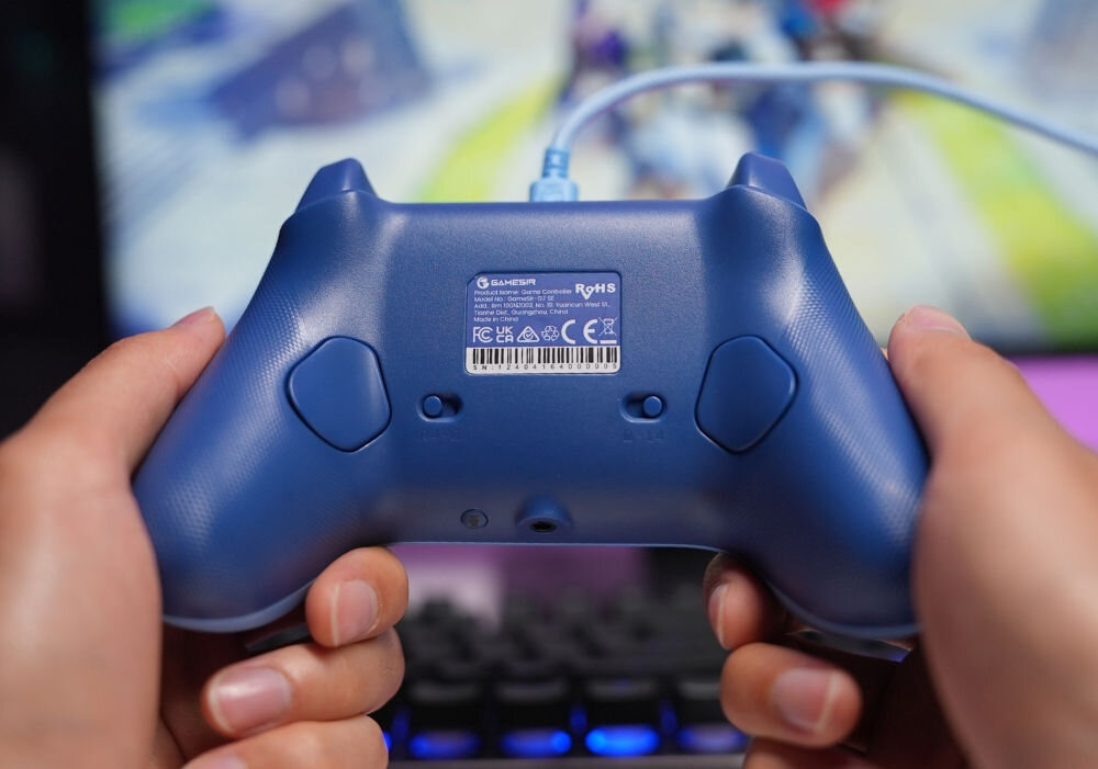 Kontroler GAMESIR G7 SE Niebieski
                w dłoniach od spodu dodatkowe przyciski system blokad dopasowanie kontrolera to rodzaju gry przycisk wyciszania mikrofonu port audio 3.5mm