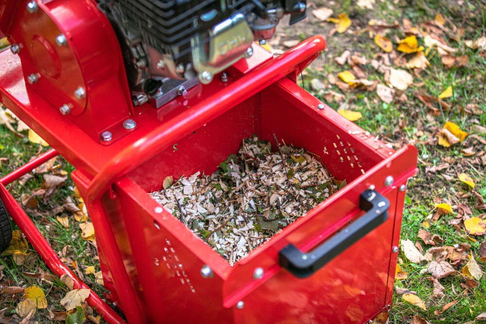 Rozdrabniacz do gałęzi GREENSO GBK-70-2QY pojemnik zbiorczy pojemnosc 40 litrow oszczednosc czasu wygoda szybkie efektywne porzadkowanie ogrodu duza moc wygodne uzytkowanie bezpieczenstwo pracy