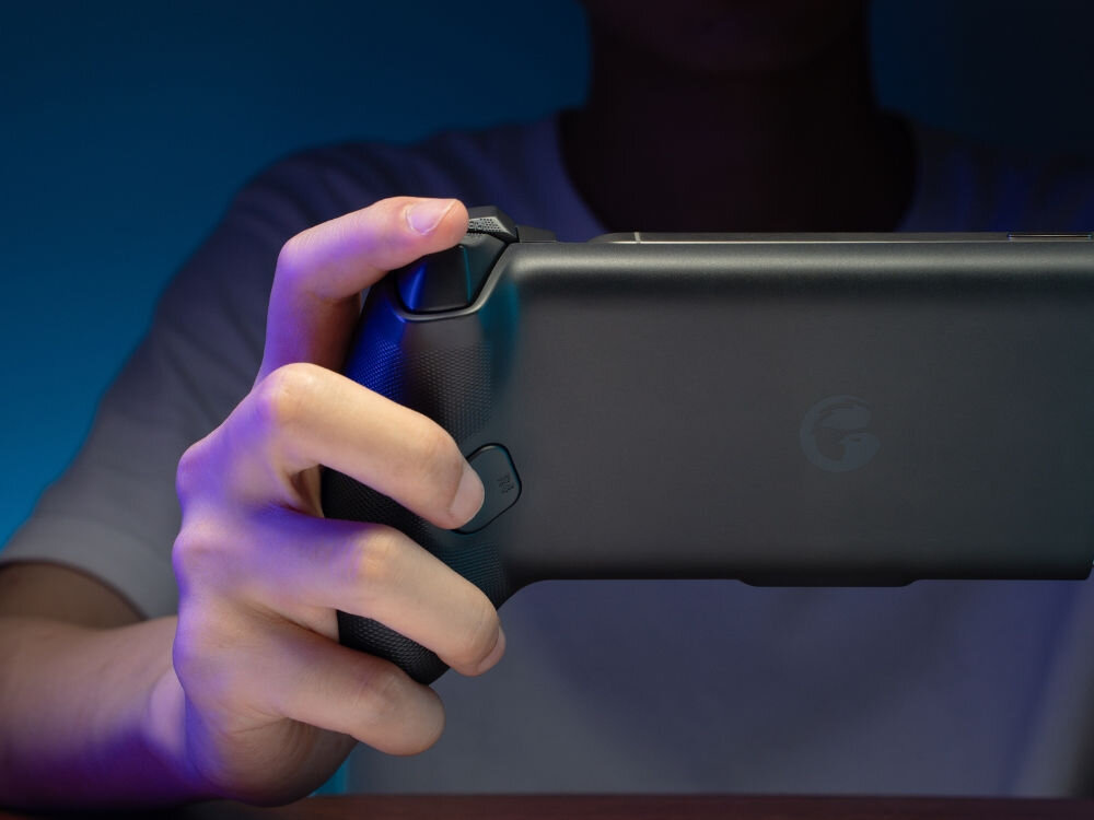 Kontroler GAMESIR G8+ Bluetooth z uchwytem na telefon
                w dłoniach od tyłu drążki spusty hall effect anty-poślizgowe pierścienie hair trigger
