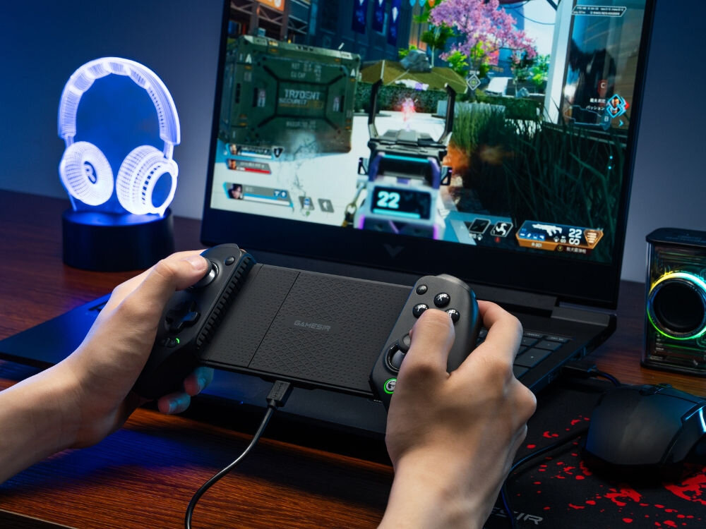 Kontroler GAMESIR G8+ Bluetooth z uchwytem na telefon
                w dłoniach podczas gry na laptopie regulowany mostek kompatybilność telefon tablet switch ios android pc wibracje 6-osiowy żyroskop