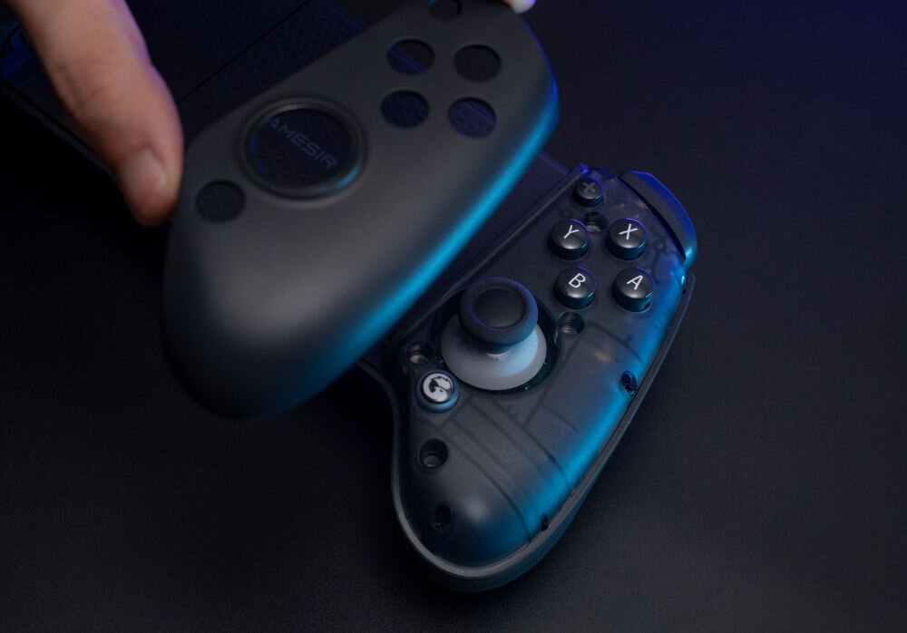 Kontroler GAMESIR G8+ Bluetooth z uchwytem na telefon
                ze zdjętą przednią obudową na ciemnym tle przednia obudowa magnetycznie montowana przycisk tactile d-pad membranowe abxy dwa tylne przyciski tryb turbo makro szerokie opcje personalizacji