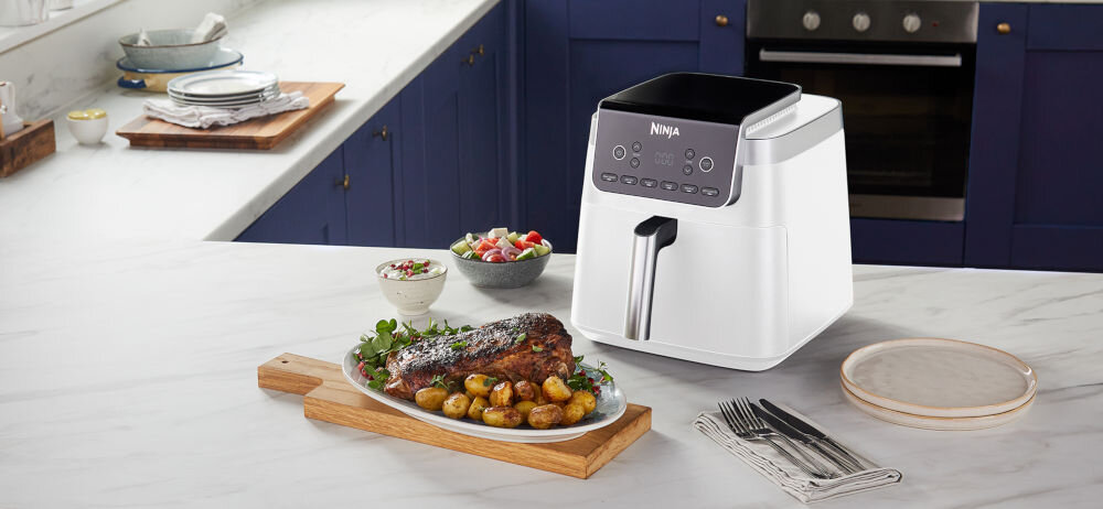 AIR FRYER NINJA NINJA AF180EUWH MAX PRO (BIAŁY) szybki przepływ gorącego powietrza a temperaturze 240 stopni złocistobrązowa chrupiąca skórka smaczne apetycznie wyglądające dania szybkie posiłki codzienne obiady i kolacje
