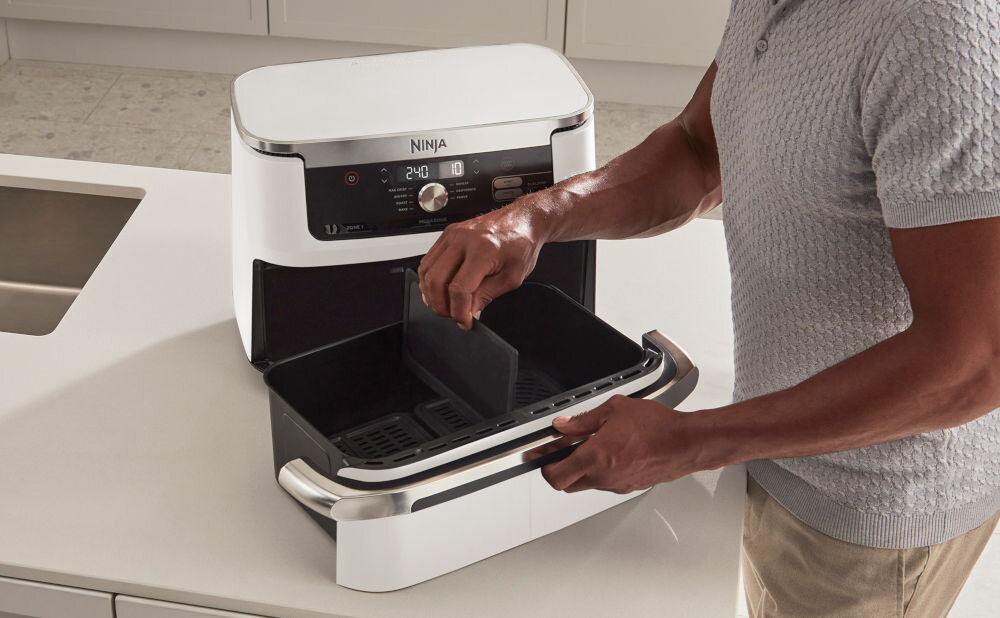 Frytkownica beztłuszczowa NINJA AF500EUWHWH Foodi Flexdrawer Air Fryer komora duże rozmiary wymiary specjalny kosz mozliwość podziału na dwie komory dwa rózne dania jednocześnie dwie mniejsze komory zamina w jedną dużą komorę duża szuflada 10,4 L