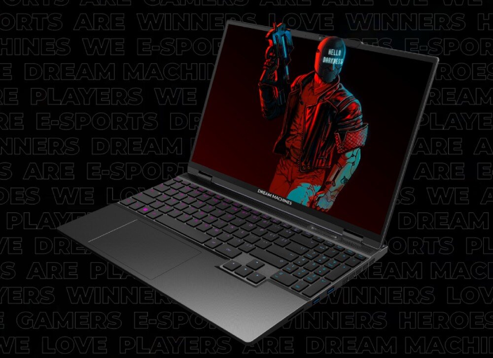 Laptop DREAMMACHINES RG4060-15PL44 Laptop z podświetlaną klawiaturą i ekranem wyświetlającym postać w czerwono-niebieskich barwach z napisem „HELLO DARKNESS” na kasku, na tle czarnej ściany z tekstami, opis