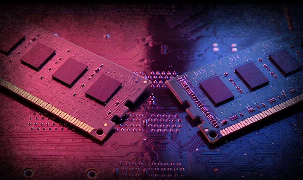 Laptop DREAMMACHINES RG4060-15PL44 Dwa moduły pamięci RAM ułożone na płycie głównej, sfotografowane w różowo-niebieskim oświetleniu, pamięć RAM, taktowanie
