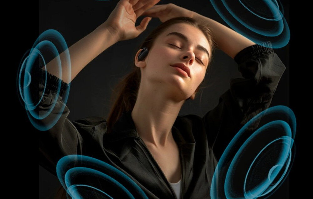 Słuchawki powietrzne QCY T30 Crossky GTR2 dźwięk przestrzenny 360 stopni stereo, osoba z założonymi słuchawkami powietrznymi otoczona przez dźwięk