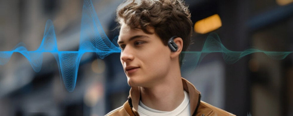 Słuchawki powietrzne QCY T30 Crossky GTR2 mikrofony ENC i redukcja hałasu, osoba z założonymi słuchawkami powietrznymi przez które przechodzi dźwięk