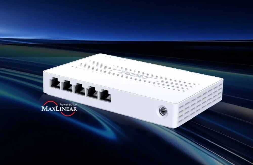 Switch TENDA SM105 Switch sieciowy z ośmioma portami ustawiony pod kątem na ciemnym tle z jasnymi smugami. U góry widoczne perforacje, opis