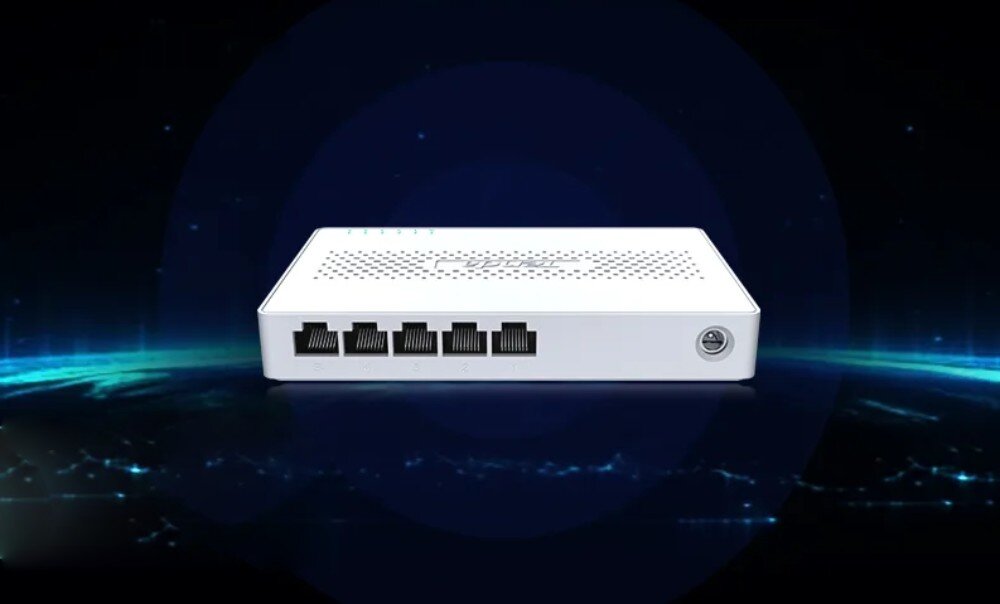 Switch TENDA SM105 Przełącznik sieciowy z ośmioma gniazdami na przedniej ściance. Urządzenie stoi centralnie na abstrakcyjnym, ciemnoniebieskim podłożu, porty, przepustowość