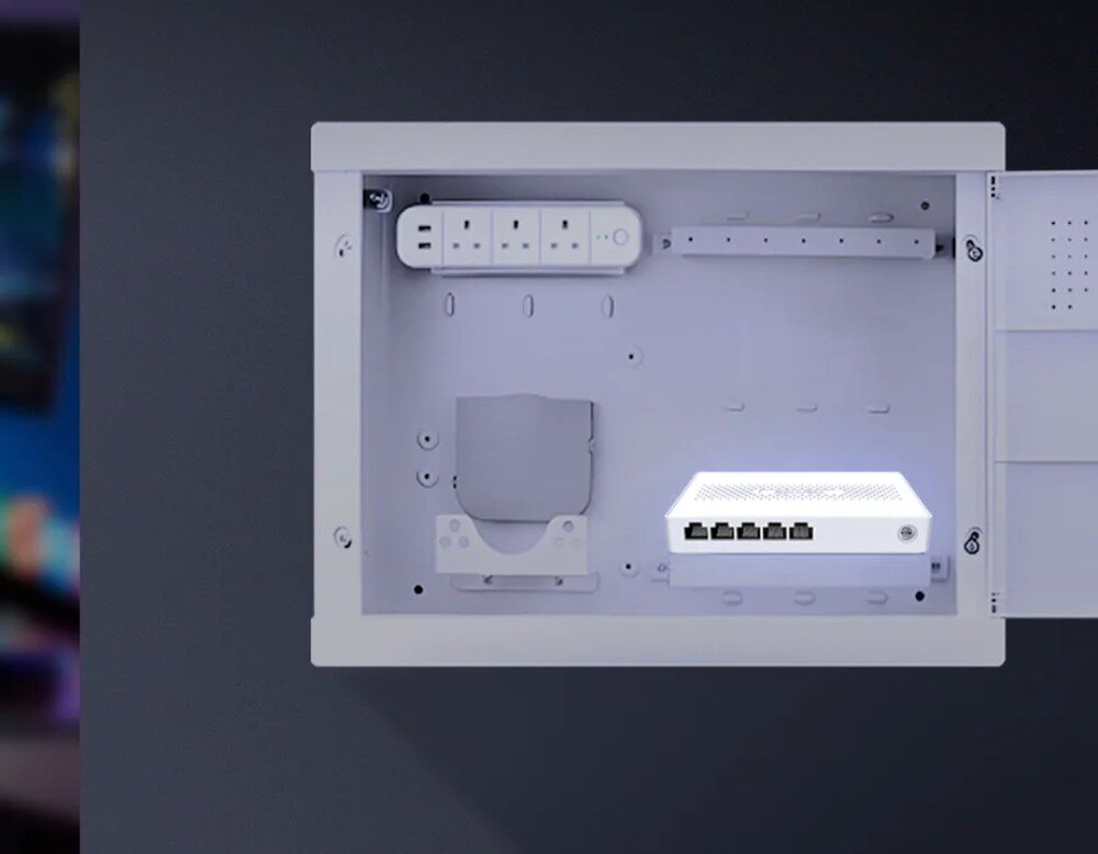 Switch TENDA SM105 Wnętrze metalowej skrzynki rozdzielczej. Na dole zamontowany jest podświetlony przełącznik sieciowy, obok widać listwę zasilającą, wymiary, obudowa, montaż