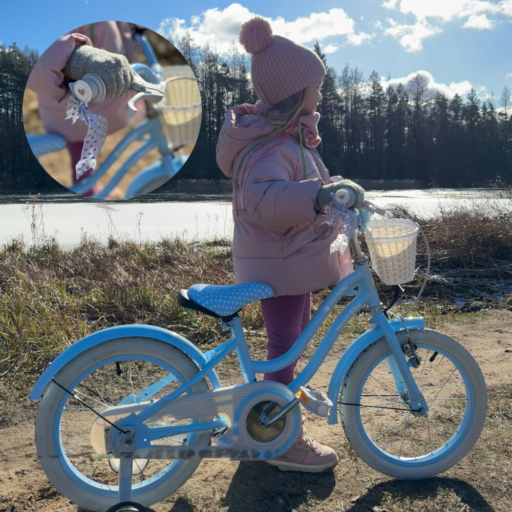 Rower dziecięcy SUN BABY Heart bike 16 cali dla dziewczynki Błękitny  dziecko stoi za rowerem rower widoczny od boku zdjęcie na tle roślin i wody dla dzieci w wieku od 4 do 6 lat trwałość wytrzymałość mocna konstrukcja