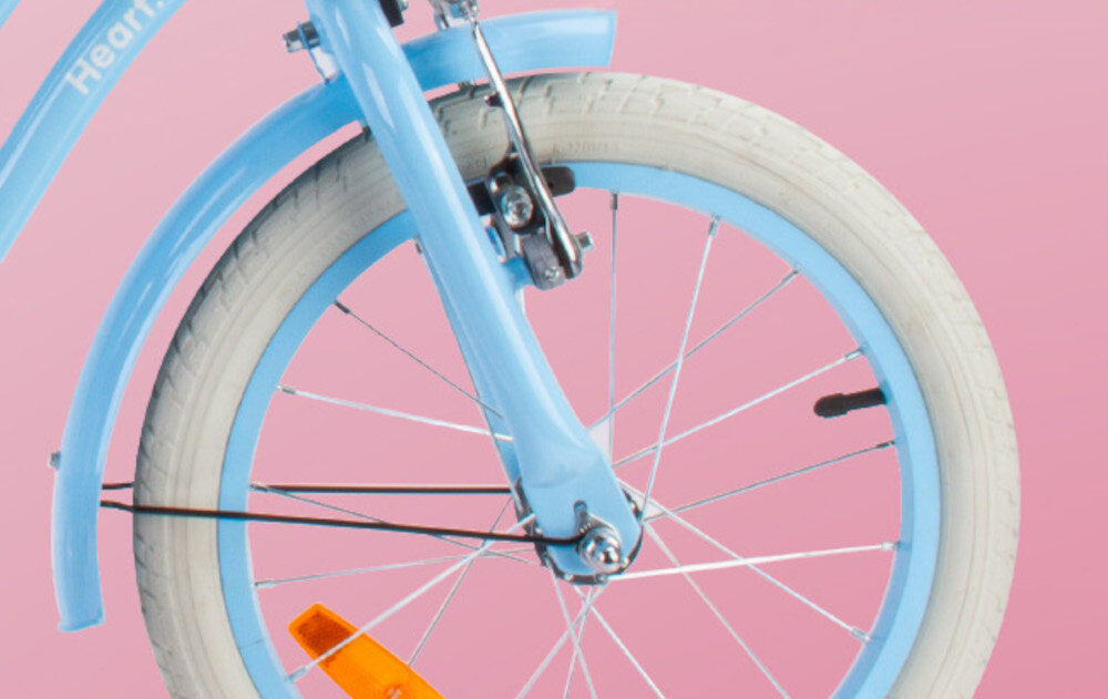 Rower dziecięcy SUN BABY Heart bike 16 cali dla dziewczynki Błękitny zbliżenie na koło zdjęcie na różowym tle koła w rozmiarze 16 cali aluminiowe obręcze dobra przyczepność aluminiowe obręcze zachowanie regularnego kształtu kół stabilne trzymanie opony bezpieczna jazda błotniki elegancki osłaniają odzież wygląd regularne sprawdzanie ciśnienia powietrza wartość na bocznej części opony