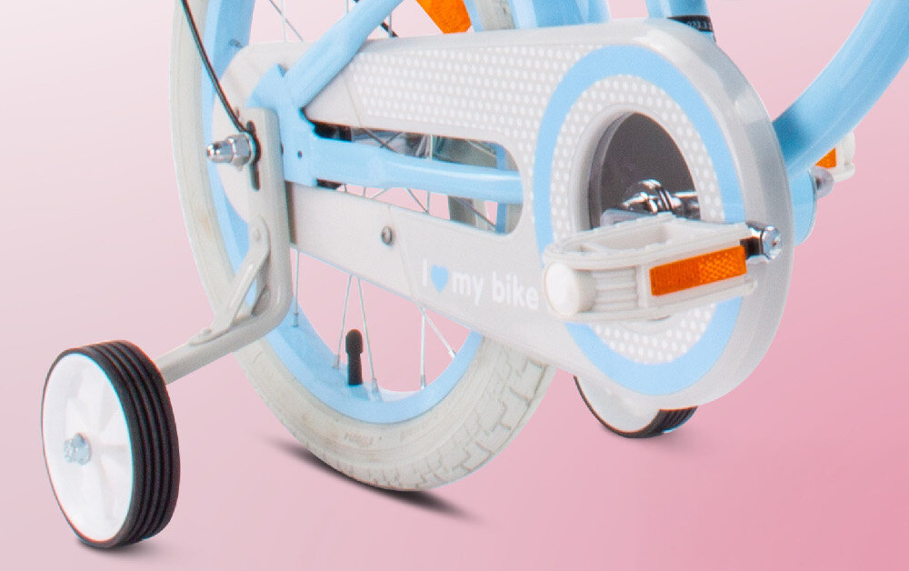 Rower dziecięcy SUN BABY Heart bike 16 cali dla dziewczynki Błękitny zbliżenie na kółka boczne i osłonę łańcucha zdjęcie na różowym tle boczne kółka asekurują dziecko w początkowej fazie nauki boczne kółka można łatwo usunąć osłona łańcucha grafika w serduszka zabezpiecza łańcuch przed brudem