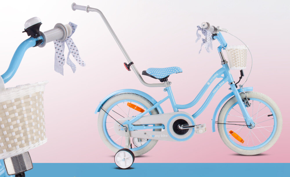 Rower dziecięcy SUN BABY Heart bike 16 cali dla dziewczynki Błękitny rowerek na różowym tle widoczny z boku obik zbliżenie na kierownicę z koszykiem dzwonkiem i wstążkami koszyk na drobiazgi uchwyty zakończone pięknymi wstążkami dzwonek bezpieczna jazda