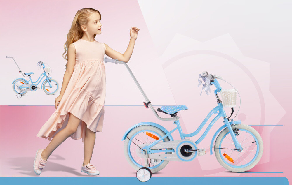 Rower dziecięcy SUN BABY Heart bike 16 cali dla dziewczynki Błękitny dziecko obok rowerka widocznego z boku zdjęcie na różowym tle pałąk prowadzący dla rodzica szlifowanie umiejętności bezpieczeństwo pełna kontrola nad pojazdem