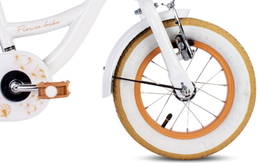 Rower dziecięcy SUN BABY Flower bike 12 cali dla dziewczynki Biało-beżowy zbliżenie na przednie koło zdjęcie na białym tle koła w rozmiarze 12 cali aluminiowe obręcze dobra przyczepność aluminiowe obręcze zachowanie regularnego kształtu kół stabilne trzymanie opony bezpieczna jazda błotniki elegancki osłaniają odzież wygląd regularne sprawdzanie ciśnienia powietrza wartość na bocznej części opony