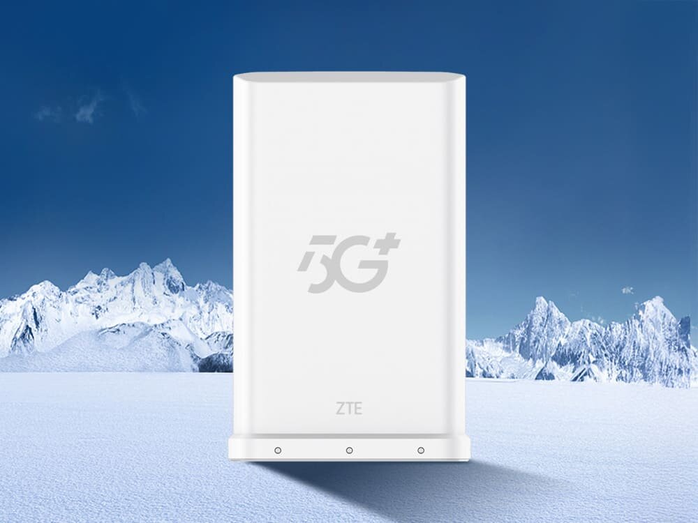 Router ZTE MC889A Pro Nowoczesne białe urządzenie 5G+ ZTE MC889A PRO na tle ośnieżonych gór i niebieskiego nieba, symbolizujące nowoczesną technologię i niezawodność w trudnych warunkach. opis