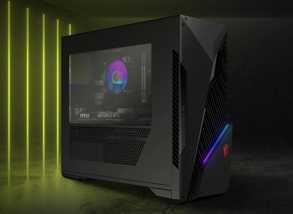 Komputer MSI MAG Infinite S3 14NUD7-1432EU Komputer stacjonarny z bocznym oknem, przez które widać podświetlany wentylator, na tle pionowych, żółtych linii świetlnych, obudowa, wygląd, podświetlenie