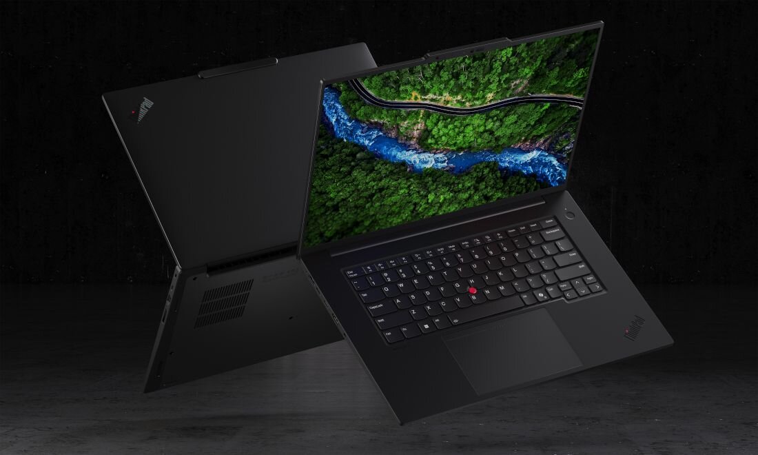 Dwa laptopy Lenovo ThinkPad wyświetlające panoramę rzeki przepływającej przez zielony las, prezentacja na ciemnym tle.      