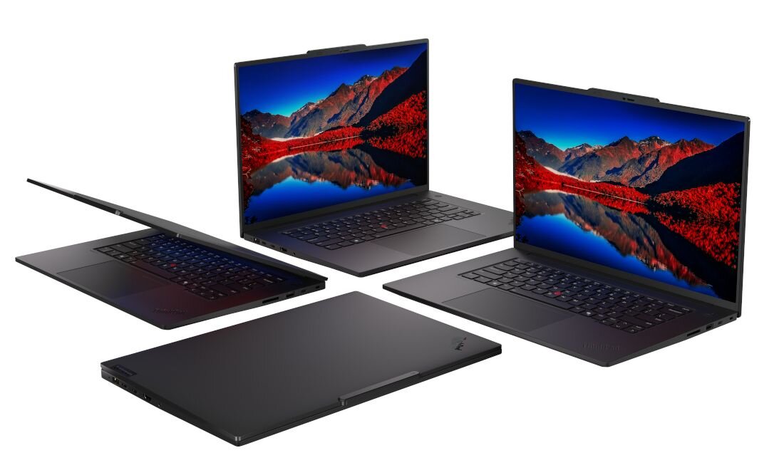 Trzy laptopy Lenovo ThinkPad prezentujące panoramiczny krajobraz górski z jesiennymi kolorami odbijającymi się w wodzie - Intel Unison 