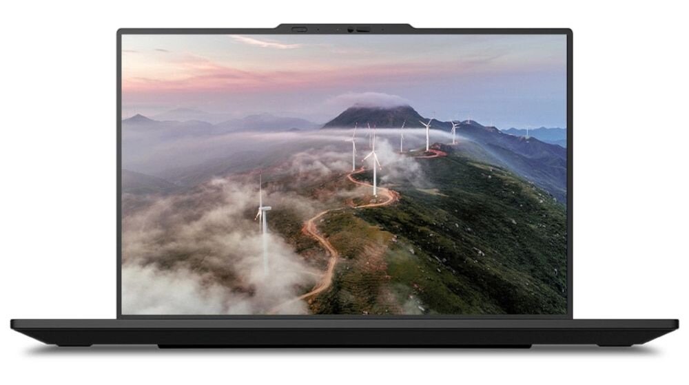 Laptop Lenovo ThinkPad wyświetlający panoramę farm wiatrowych w górach z mgłą, certyfikat ENERGY STAR dla efektywności energetycznej - ENERGY STAR  