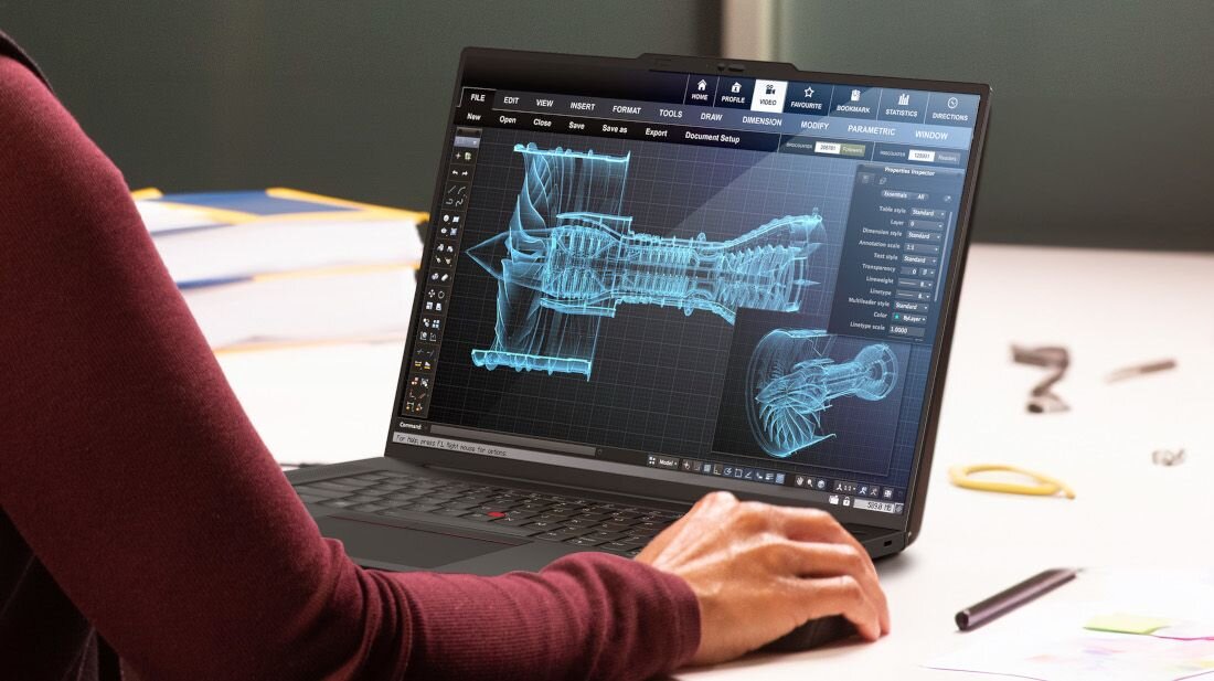 Praca z oprogramowaniem CAD na laptopie Lenovo ThinkPad, widoczny model 3D silnika turbinowego w kolorach niebieskich - Opis serii ThinkPad 