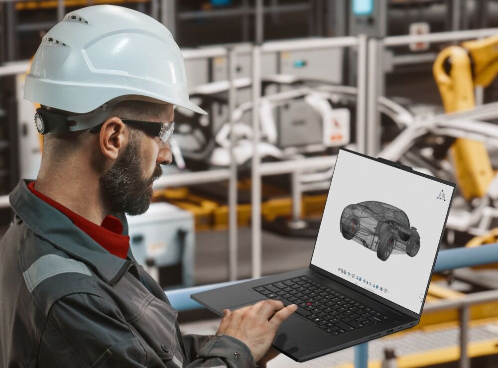 Inżynier w kasku ochronnym analizujący model 3D samochodu na laptopie Lenovo ThinkPad w środowisku przemysłowym -  NVIDIA GeForce RTX