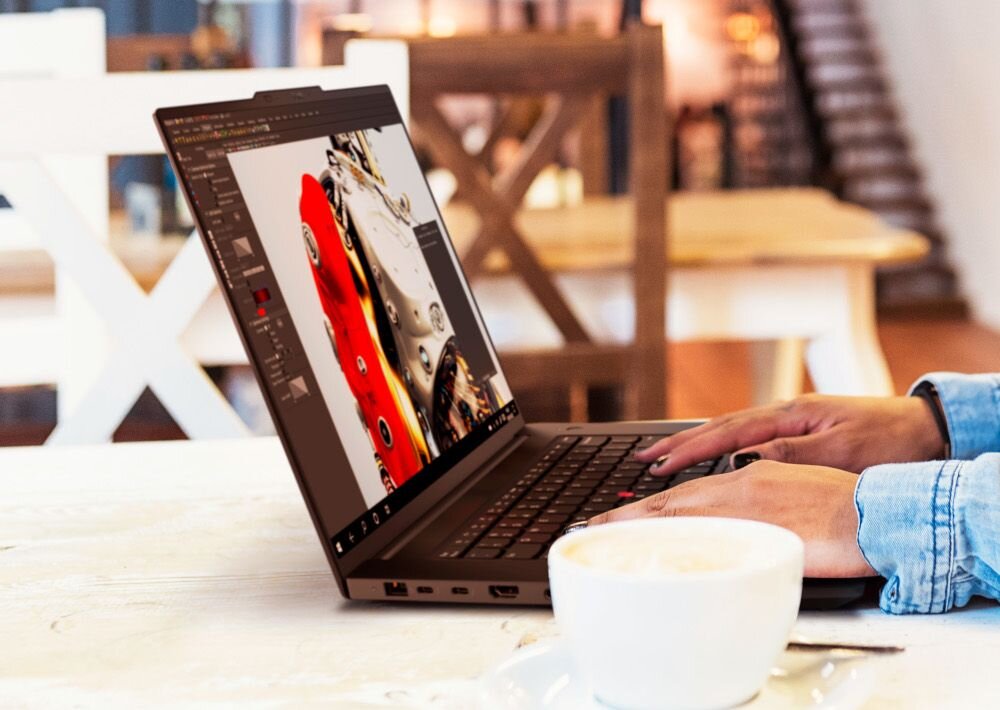 Praca z oprogramowaniem do edycji graficznej na laptopie Lenovo ThinkPad w kawiarni, widoczna retusz czerwonego samochodu na ekranie - Ekran WQXGA 16 165 Hz 