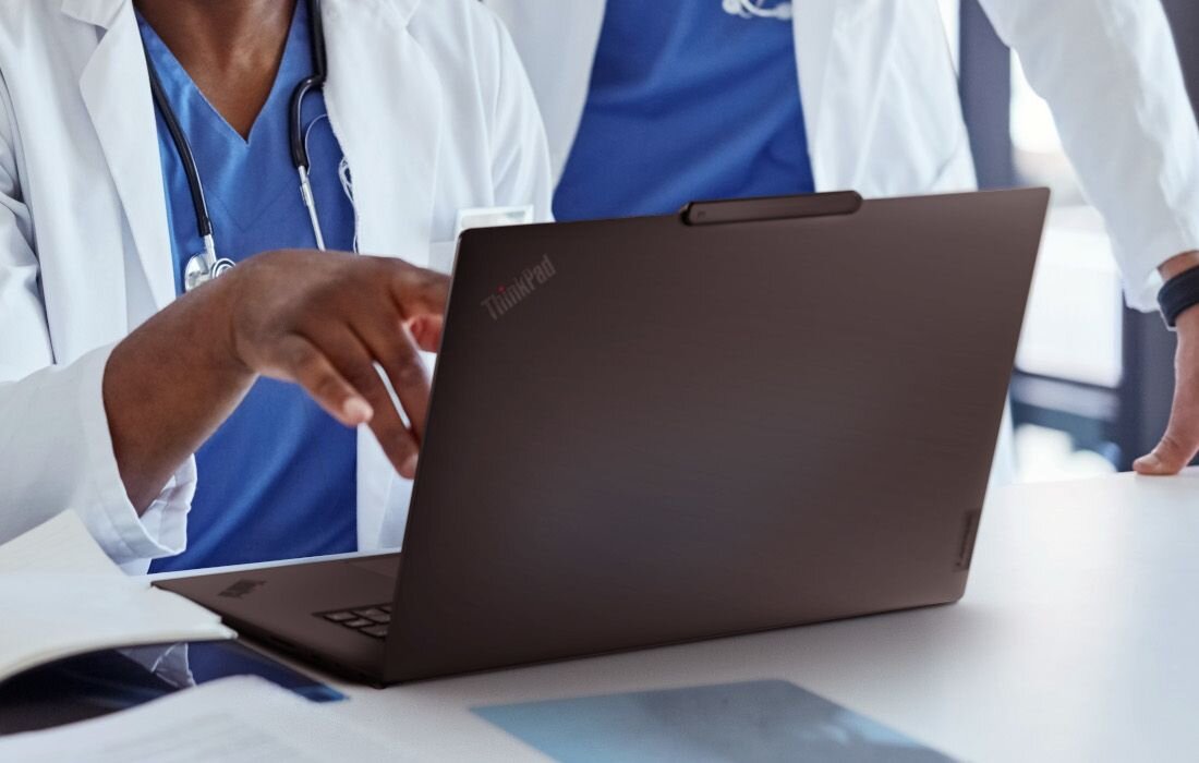 Lekarz w białym fartuchu ze stetoskopem korzystający z laptopa Lenovo ThinkPad podczas konsultacji medycznej  - bateria 90 Wh 