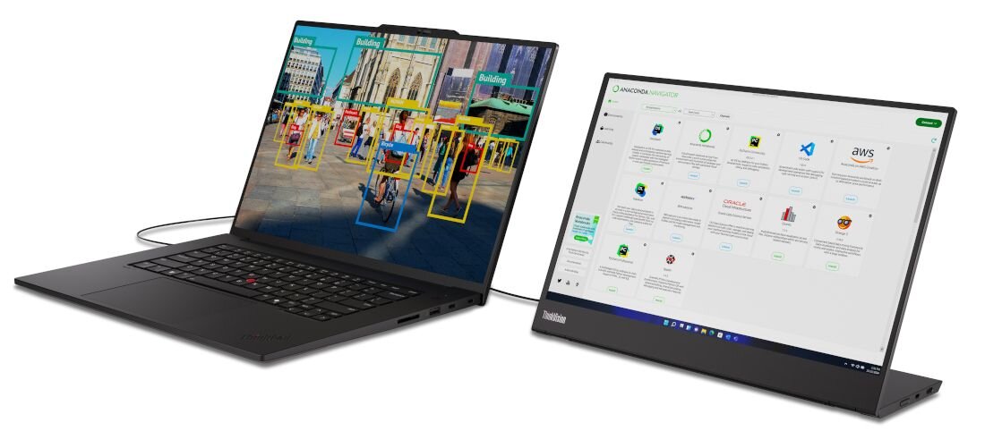 Laptop Lenovo ThinkPad podłączony do monitora zewnętrznego z oprogramowaniem do analizy obrazu, widoczna detekcja budynków w środowisku miejskim - Wi-Fi 7 