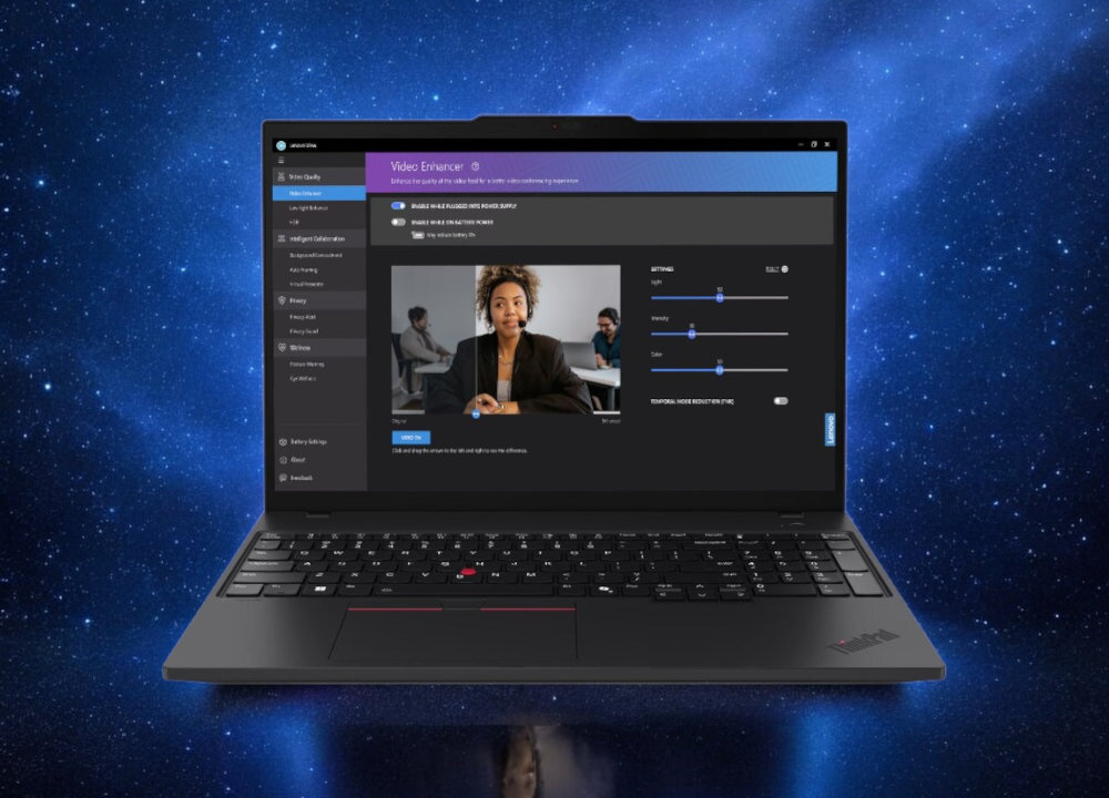 Laptop LENOVO ThinkPad T16 Gen 3 laptop z otwartą klapą na włączonych ustawieniach kamery