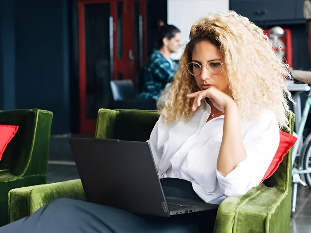 Laptop LENOVO ThinkPad T16 Gen 3 dwóch wbudowanych głośników przestrzenny i wyraźny czysty dźwięk