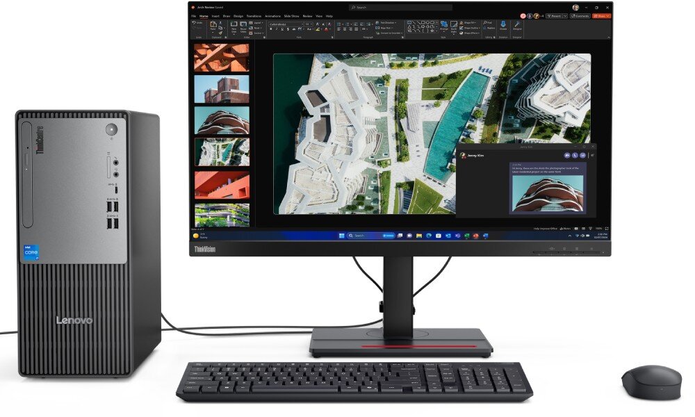 Komputer LENOVO ThinkCentre neo 50t Gen 5 Komputer biurowy w pionowej obudowie stojący po lewej stronie monitora, na którym wyświetlany jest projekt architektoniczny z widokiem z góry na nowoczesny budynek, basen i zielone alejki, zabezpieczenia, szyfrowanie TPM