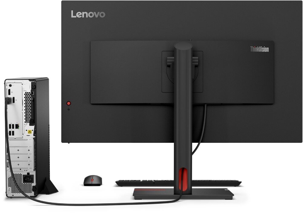 Komputer LENOVO ThinkCentre M75S Gen 5 Widok od tyłu na zestaw komputerowy. Centralne miejsce zajmuje tył monitora z logotypami producenta. Po lewej stronie widoczny jest tył obudowy, połączenie, Smart Cable