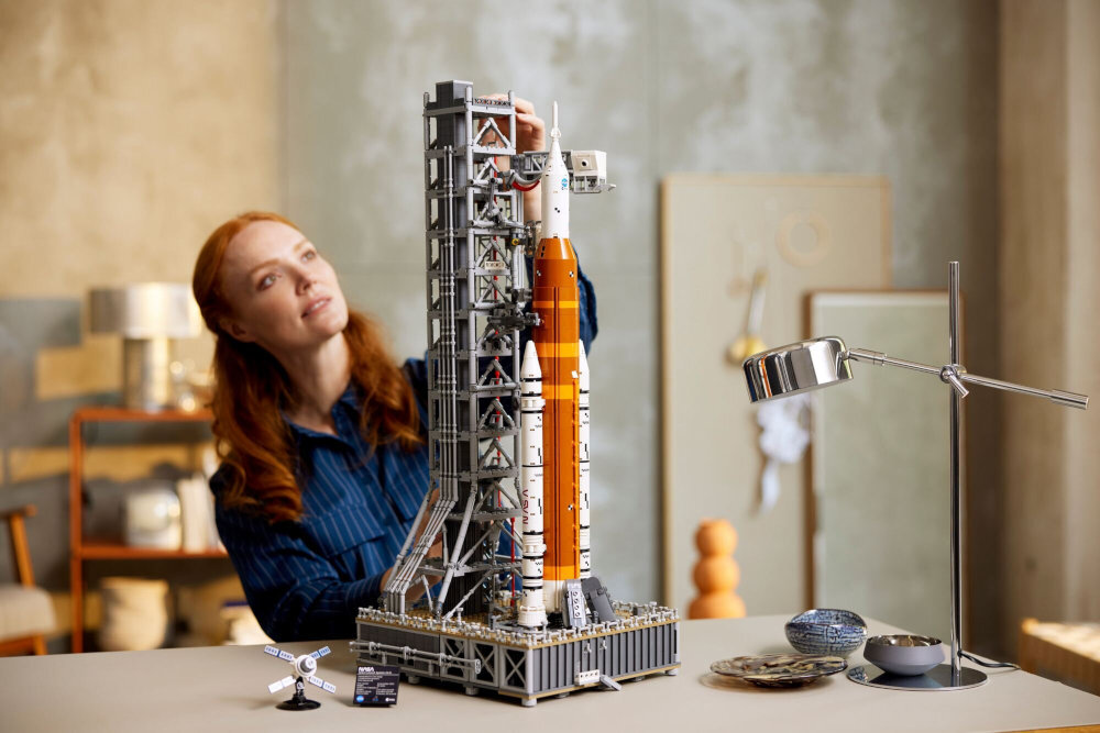 LEGO 10341 ICONS Ракета SLS NASA Артеміда Реалістична копія ракети SLS з 3601 деталей повторює фактичний вигляд ракети для розваги та навчання