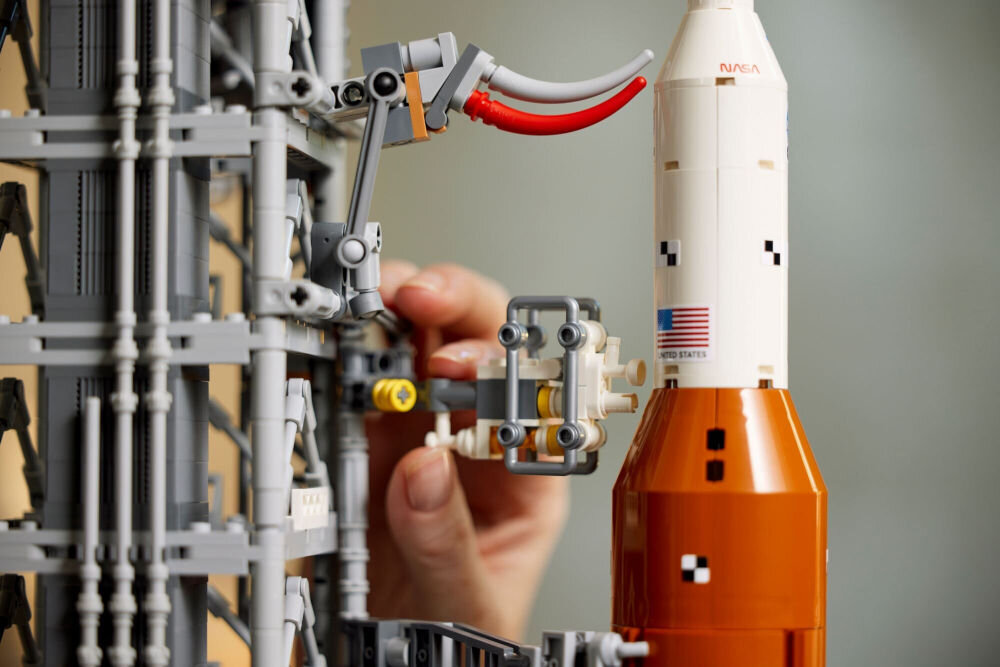 LEGO 10341 ICONS Ракета NASA Artemis SLS, висувні троси стартової башти, знімні ступені ракети