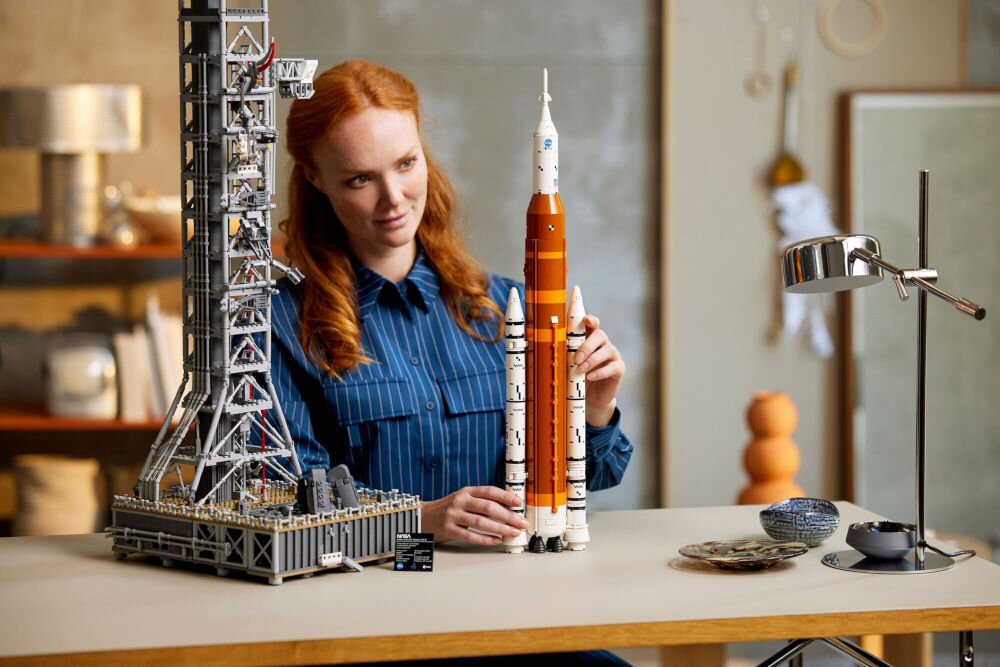 LEGO 10341 ICONS SLS raketа NASA Artemis гарна ідея подарунка від дня народження до свята чи ювілею чудова розвага унікальна прикраса творчий спосіб провести час