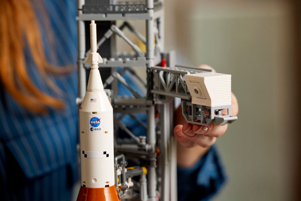 LEGO 10341 ICONS Ракета NASA Artemis SLS для любителів космосу та астрономії розвиває уяву та дозволяє відчути себе справжнім дослідником космосу