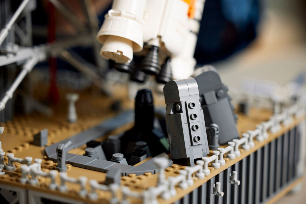 LEGO 10341 ICONS SLS raketа NASA Артеміда креативна весела різноманітність елементів можливість розвивати ручні навички та логічне мислення