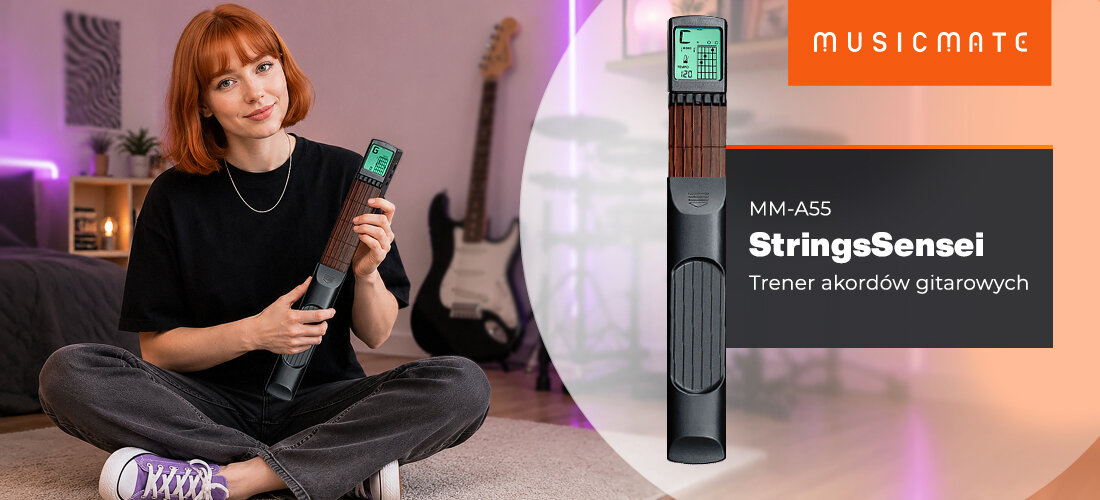 Osoba siedzi na podłodze trzymając urządzenie przypominające gryf gitary z wyświetlaczem. Obok widoczny jest napis: \'MUSICMATE MM-A55 StringsSensei Trener akordów gitarowych\'.