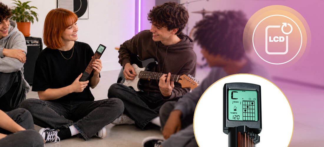 Grupa młodych osób siedzi na podłodze, jedna z nich trzyma gitarę, a inna urządzenie z wyświetlaczem LCD. Na wyświetlaczu widoczny jest symbol \'C\', napis \'Tempo 120\' oraz diagram akordu.